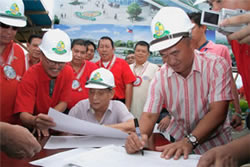 Tagum City Mayor Rey T. Uy signing the contrac...